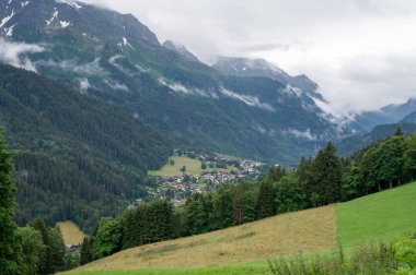 Yaz aylarında Saint-Gervais-les-Bains, Savoy, Fransa yakınlarındaki dağ köyleri, yeşil ormanlar ve uygun çayırlara panoramik manzara