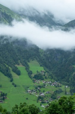 Yaz aylarında Saint-Gervais-les-Bains, Savoy, Fransa yakınlarındaki dağ köyleri, yeşil ormanlar ve uygun çayırlara panoramik manzara