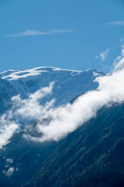 Yazın Saint-Gervais-les-Bains 'den Mont Blanc dağ sırasının beyaz tepesine, Fransız Alpleri