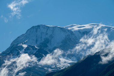 Yazın Saint-Gervais-les-Bains 'den Mont Blanc dağ sırasının beyaz tepesine, Fransız Alpleri