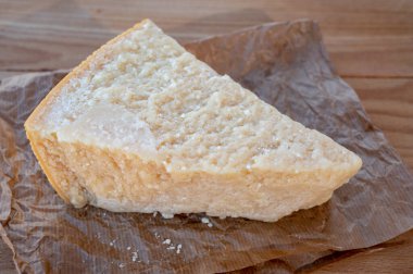 Peynir koleksiyonu, bir parça olgun peynir parmesan peyniri reggiano ve inek sütünden yapılmış İtalyan evleri.