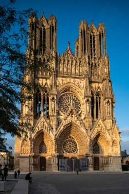 Eski Fransız şehri Reims, Fransa 'nın merkezindeki Gotik Katolik katedrali Notre-Dame' a bakın.