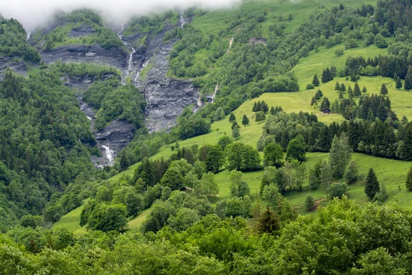 Vista Panorâmica Sobre Cachoeiras Montanha Florestas Verdes Prados Planície Perto — Fotografia de Stock