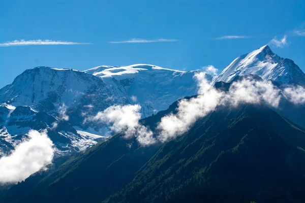 法国阿尔卑斯山夏季从圣热尔韦 贝恩斯到勃朗峰山脉白顶的景色 — 图库照片
