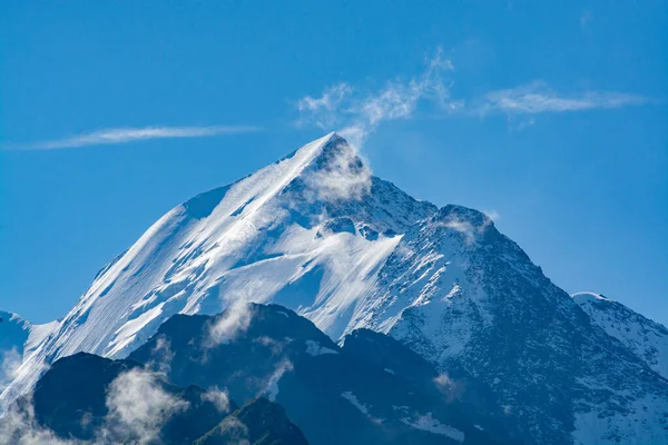 法国阿尔卑斯山夏季从圣热尔韦 贝恩斯到勃朗峰山脉白顶的景色 — 图库照片