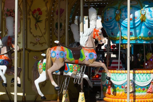 Cavalo Colorido Tradicional Velho Carrossel Francês Parque Cidade Dia Ensolarado — Fotografia de Stock