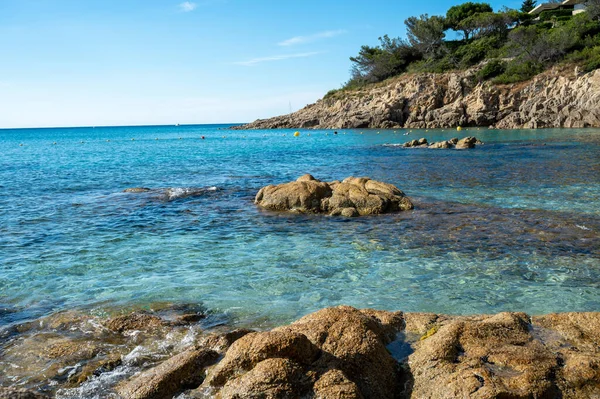 Καλοκαιρινές Διακοπές Στη Γαλλική Ριβιέρα Βράχια Και Αμμώδη Παραλία Escalet — Φωτογραφία Αρχείου