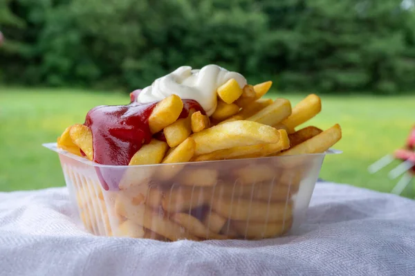 Fransk Stekt Potatis Pinnar Med Tomat Ketchup Och Ägg Majonnäs — Stockfoto