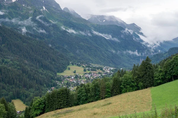 Panoramiczny Widok Górskie Wioski Zielone Lasy Łąki Pobliżu Saint Gervais — Zdjęcie stockowe
