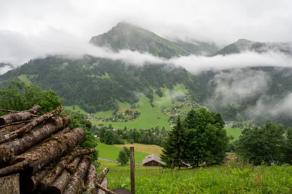 Vista Panorâmica Sobre Aldeias Montanhosas Florestas Verdes Prados Planície Perto — Fotografia de Stock