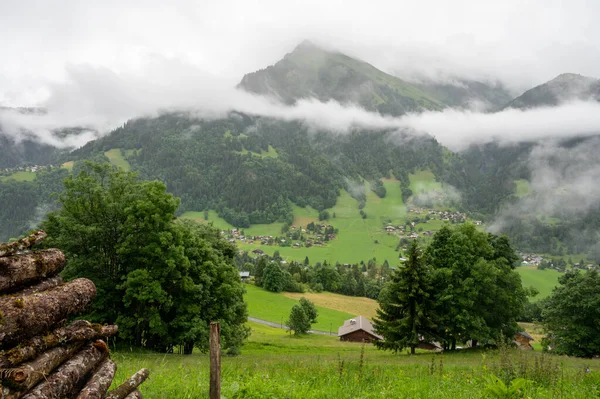 Vista Panorâmica Sobre Aldeias Montanhosas Florestas Verdes Prados Planície Perto — Fotografia de Stock