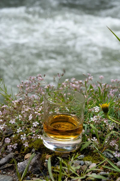 Glas Starker Scotch Single Malt Whisky Mit Schnell Fließenden Gebirgsflüssen — Stockfoto