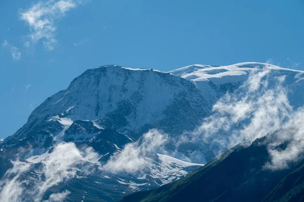法国阿尔卑斯山夏季从圣热尔韦 贝恩斯到勃朗峰山脉白顶的景色 — 图库照片