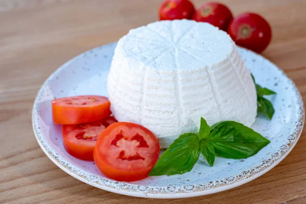 チーズコレクション 白イタリアの柔らかい有機チーズリコッタは 新鮮なトマトとバジルを添えて — ストック写真