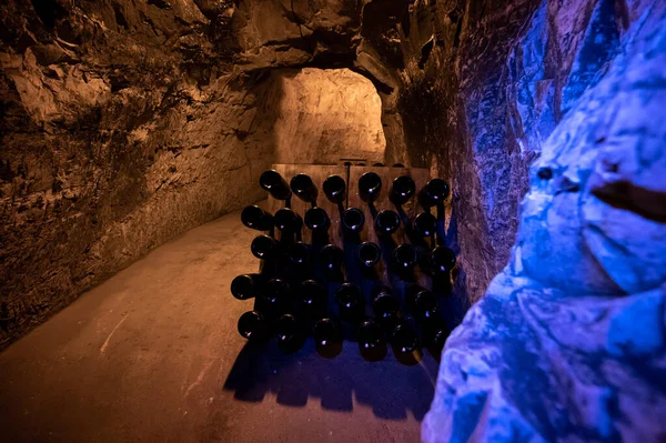 Garrafas Prateleiras Cavernas Profundas Longas Subterrâneas Fazendo Vinho Espumante Champanhe — Fotografia de Stock