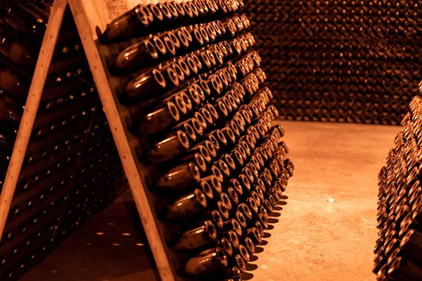 Caminando Profundas Largas Cuevas Subterráneas Con Botellas Polvo Bastidores Haciendo —  Fotos de Stock