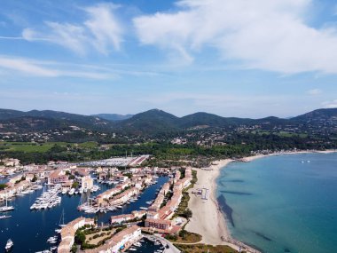 Port Grimaud ve Port Cogolin, Var, Provence, Fransa 'nın küçük evleri ve yelkenlilerinin hava manzarası, Fransız Riviera' sında yaz tatili