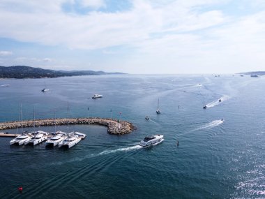 Saint-Tropez Körfezi 'nin mavi suları ve yaz aylarında Port Grimaud yakınlarındaki Cogolin limanı, Fransız Riviera, Provence, Fransa