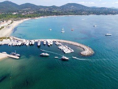 Saint-Tropez Körfezi 'nin mavi suları ve yaz aylarında Port Grimaud yakınlarındaki Cogolin limanı, Fransız Riviera, Provence, Fransa