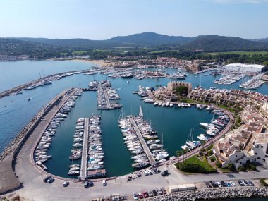 Port Grimaud ve Port Cogolin, Var, Provence, Fransa 'nın küçük evleri ve yelkenlilerinin hava manzarası, Fransız Riviera' sında yaz tatili