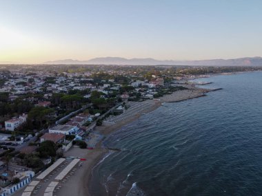 San Felice Circeo 'nun kumlu sahillerinde gün batımında, antik İtalyan şehri Latina' da Tyrhenian Denizi 'nde, turistler yaz tatilinde