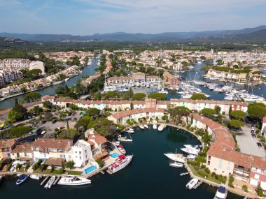 Port Grimaud ve Port Cogolin, Var, Provence, Fransa 'nın küçük evleri ve yelkenlilerinin hava manzarası, Fransız Riviera' sında yaz tatili