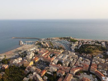 Terracina 'ya, dağlara ve Tyrhenian Denizi koyuna, günbatımında Latina' daki antik İtalyan şehrine hava manzarası