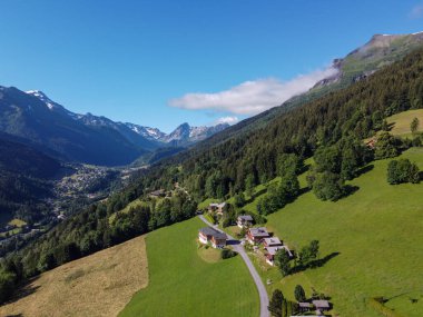 Yaz aylarında Saint-Gervais-les-Bains, Savoy, Fransa yakınlarındaki dağ köyleri, yeşil ormanlar ve uygun çayırlara panoramik manzara