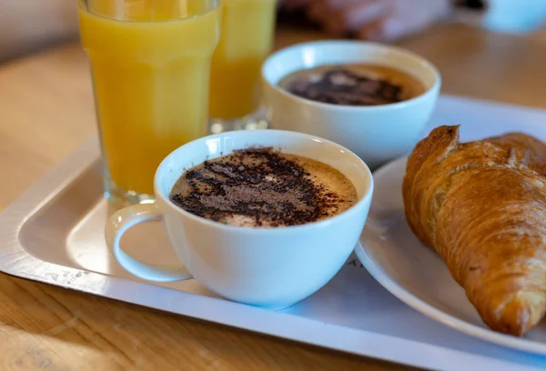 Γαλλικό Πρωινό Φρέσκα Ψημένα Κρουασάν Καπουτσίνο Καφέ Και Χυμό Πορτοκάλι — Φωτογραφία Αρχείου