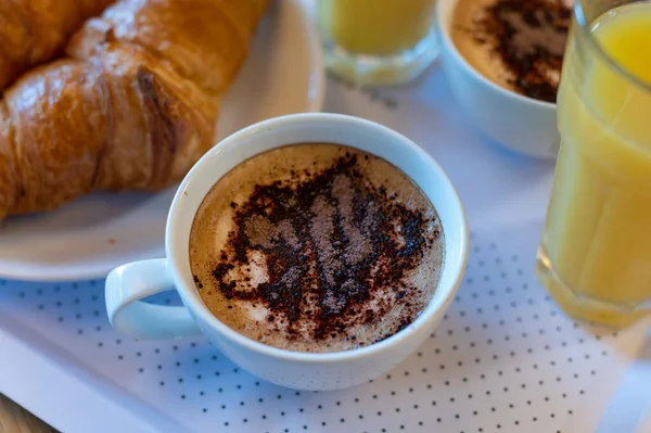 Petit Déjeuner Français Avec Croissants Frais Cuits Four Cappuccino Café — Photo