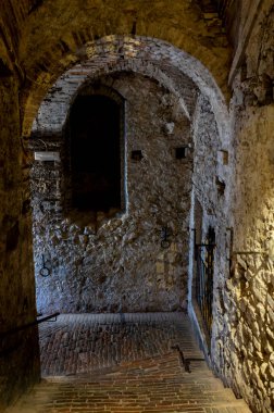 İtalya 'nın Toskana kentindeki Montepulciano Tepesi' nde şarap nobile di Montepulciano 'nun yaşlanması için eski kırmızı şarap fıçılarıyla ortaçağ yeraltı şarap mahzenleri.