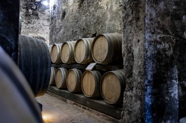 İtalya 'nın Toskana kentindeki Montepulciano Tepesi' nde şarap nobile di Montepulciano 'nun yaşlanması için eski kırmızı şarap fıçılarıyla ortaçağ yeraltı şarap mahzenleri.