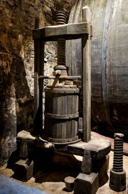 İtalya 'nın Toskana kentindeki Montepulciano Tepesi' nde şarap nobile di Montepulciano 'nun yaşlanması için eski kırmızı şarap fıçılarıyla ortaçağ yeraltı şarap mahzenleri.