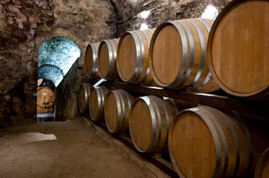 İtalya 'nın Toskana kentindeki Montepulciano Tepesi' nde şarap nobile di Montepulciano 'nun yaşlanması için eski kırmızı şarap fıçılarıyla ortaçağ yeraltı şarap mahzenleri.