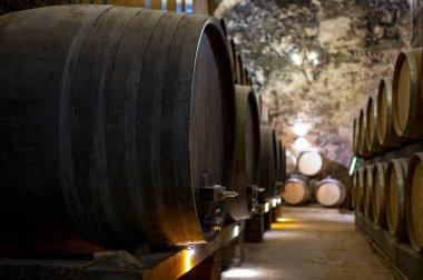 İtalya 'nın Toskana kentindeki Montepulciano Tepesi' nde şarap nobile di Montepulciano 'nun yaşlanması için eski kırmızı şarap fıçılarıyla ortaçağ yeraltı şarap mahzenleri.