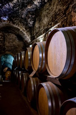 İtalya 'nın Toskana kentindeki Montepulciano Tepesi' nde şarap nobile di Montepulciano 'nun yaşlanması için eski kırmızı şarap fıçılarıyla ortaçağ yeraltı şarap mahzenleri.
