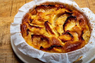 Ev yapımı elmalı kek ve bademli frangipani kreması.