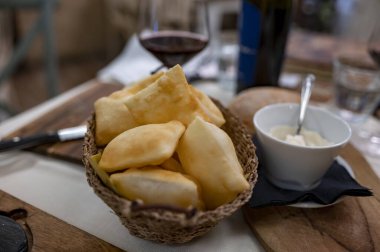 Emilia Romagna bölgesinin gıdası, yağda kızartılmış gnocco fritto ya da Crescentina İtalya 'nın Parma kentindeki restoranda servis ediliyor.