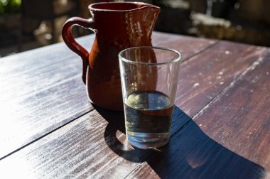 Tenerife 'de tipik bir Kanarya Adası işletmesi olan Guachinche' de akşam yemeği, yerel olarak üretilen beyaz ya da kırmızı şarap ile birlikte güneşli bir günde ev yapımı geleneksel yemekler sunuluyor..