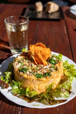 Guachinche 'de akşam yemeği, Tenerife' deki tipik Kanarya Adası müessesesi, yerel olarak üretilen beyaz ya da kırmızı şarap, güneşli bir günde ev yapımı geleneksel yemekle birlikte, yeşil salatalı tatlı patates salatası