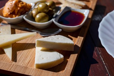 Tenerife 'deki tipik bir Kanarya Adası işletmesi olan Guachinche' de akşam yemeği, yerel olarak üretilen beyaz ya da kırmızı şarapla birlikte güneşli bir günde ev yapımı geleneksel yemekler, tapas ve keçi peyniri sunuluyor.