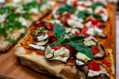 Parma, Emilia Romanya, İtalya 'da fırında sebze ve peynirli taze Focaccia veya pala romana pizzası