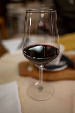 İtalyan bakteri restoranında bir bardak kırmızı şarapla akşam yemeği.