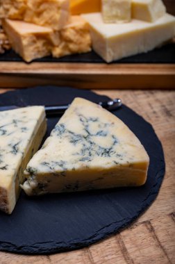 İngiliz peynirleri koleksiyonu, mavi Stilton, İskoç renkli ve İngiliz olgun çedar peynirleri.