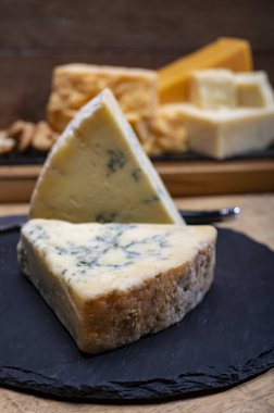 İngiliz peynirleri koleksiyonu, mavi Stilton, İskoç renkli ve İngiliz olgun çedar peynirleri.