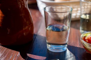 Tenerife 'de tipik bir Kanarya Adası işletmesi olan Guachinche' de akşam yemeği, yerel olarak üretilen beyaz ya da kırmızı şarap ile birlikte güneşli bir günde ev yapımı geleneksel yemekler sunuluyor..