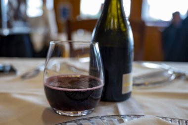 Kuzey İtalya, bölge Emilia Romagna 'nın köpüklü şarabını tatmak, kırmızı, kuru veya tatlı Lambrusco şarabı