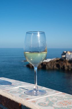 Tenerife, Kanarya Adaları 'nda mavi Atlantik Okyanusu manzaralı soğuk verdejo beyaz şarap içmek