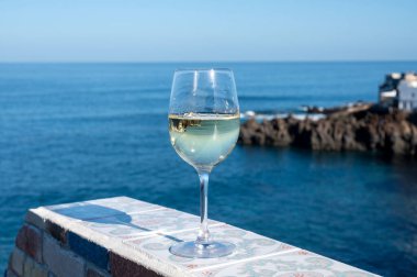 Tenerife, Kanarya Adaları 'nda mavi Atlantik Okyanusu manzaralı soğuk verdejo beyaz şarap içmek