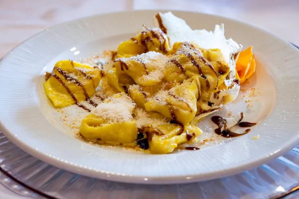 이탈리아 호박으로 호박으로 파스타 텔리니 라비올리 만두에는 Parmesan Parmigiano Reggiano — 스톡 사진